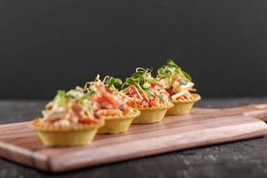 Et, sebze ve mikrogrinle lezzetli atıştırmalıklar. Yemek, restoran, yemek şirketi kavramı