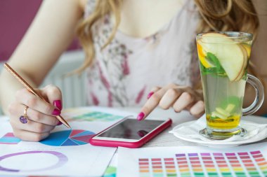 Tasarımcı bir proje üzerinde çalışıyor. Lezzetli kılkuyruk. Çalışma, iş, eğitim, serbest çalışma, yaşam tarzı kavramı.