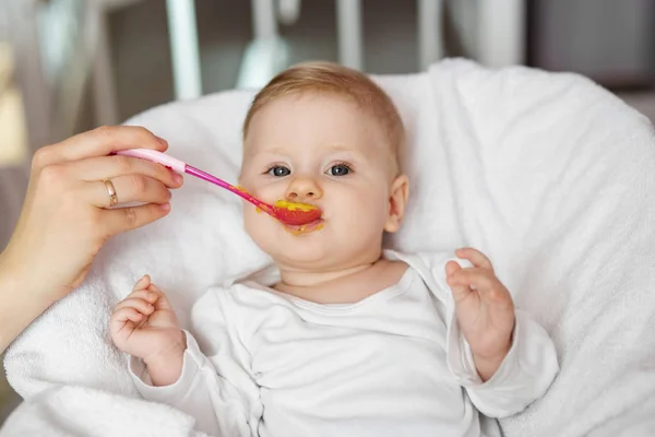 ママは赤ちゃんの野菜のピューレを食べます 子供時代 最初のルアーと赤ちゃんの食べ物の概念 — ストック写真