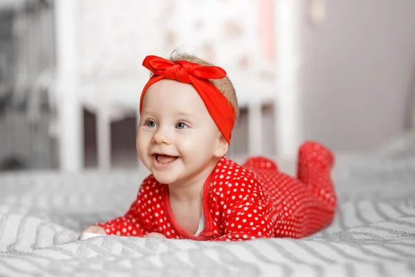 Egy Újszülött Kislány Fekszik Hasán Nevet Piros Ruhák Fejékszerek Anyaság — Stock Fotó