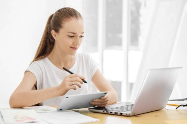 Grafik tasarımcısı tablete resim çizer. Yaratıcı iş, öğrenim, hobi ve serbest meslek kavramı..