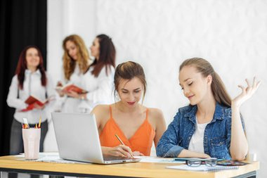 Meslektaşlar işi tartışıyor ve notlar alıyorlar. Ofis. Beyin fırtınası, iş, sonuç ve başarı üzerine çalışma kavramı.