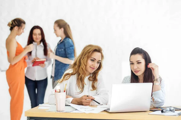 Los Colegas Discuten Trabajo Miran Portátil Concepto Lluvia Ideas Negocios —  Fotos de Stock