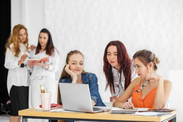 Grupo Mulheres Adultas Trabalha Escritório Trabalho Equipa Conceito Brainstorming Negócios — Fotografia de Stock