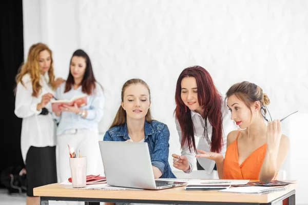 Grupp Ungdomar Tittar Datorskärm Överraskning Begreppet Brainstorming Affärer Arbete Med — Stockfoto