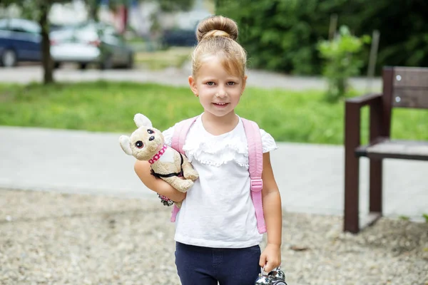 女の子はおもちゃを持っている 学校に戻る 子供時代の概念 — ストック写真