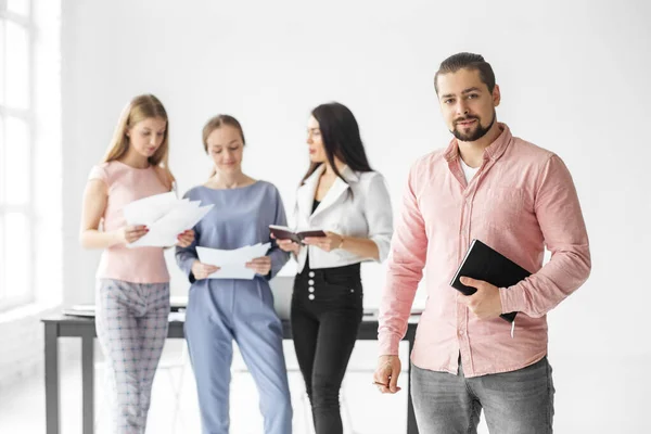 Director Exitoso Trabaja Una Oficina Líder Del Equipo Concepto Emprendedores —  Fotos de Stock