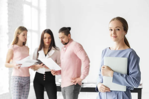 Mujer Negocios Con Portátil Líder Del Equipo Concepto Emprendedores Negocios —  Fotos de Stock