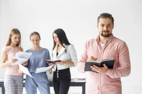 Hombre Exitoso Trabaja Oficina Líder Del Equipo Concepto Emprendedores Negocios —  Fotos de Stock