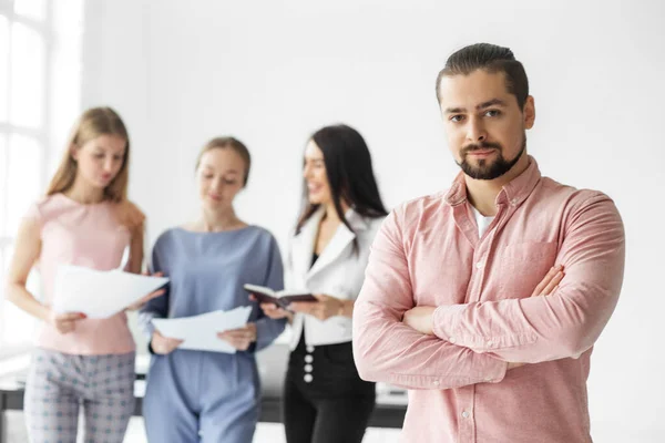 Exitoso Jefe Trabaja Oficina Líder Del Equipo Concepto Emprendedores Negocios —  Fotos de Stock