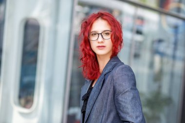 Kızıl saçlı, gözlüklü bir kız. Gen z konsepti, yaşam tarzı ve öğrenim.