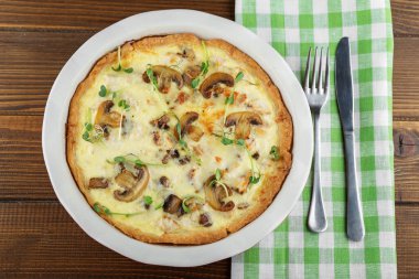 Tavuk ve mantarlı kiş turtası. Uzayı kopyala Yemek, kahvaltı, restoran kavramı..