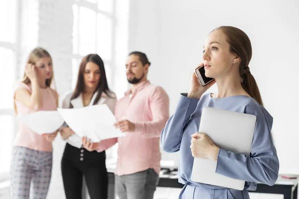 Una Mujer Está Llamando Móvil Trabaja Oficina Concepto Emprendedores Negocios — Foto de Stock