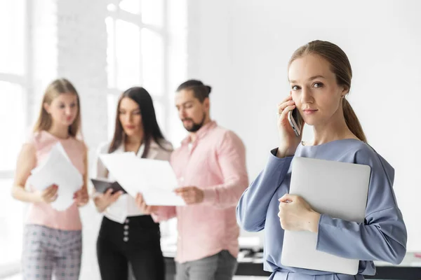 Mujer Negocios Llamando Móvil Trabaja Oficina Concepto Emprendedores Negocios Trabajo —  Fotos de Stock