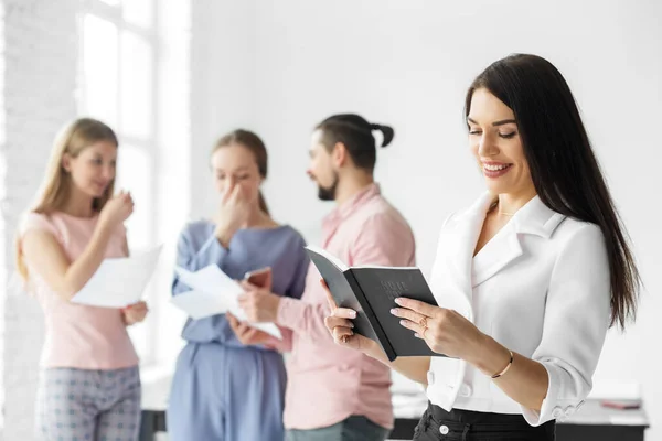 Una Exitosa Mujer Negocios Mirando Cuaderno Una Lista Tareas Para — Foto de Stock