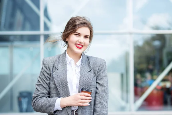 Joven Mujer Inteligente Con Café Caliente Sonríe Concepto Estilo Vida — Foto de Stock