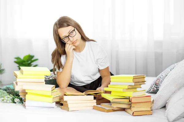 Tiener Meisje Leest Boeken Bril Lezen Begrip Onderwijs Hobby Studie — Stockfoto