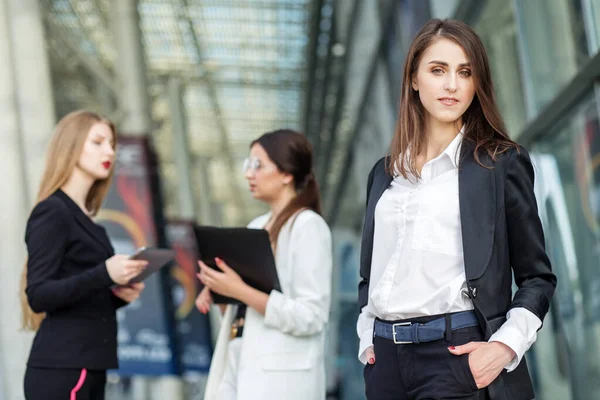 Hermosas Mujeres Inteligentes Traje Negocios Concepto Negocio Jefe Trabajo Equipo — Foto de Stock