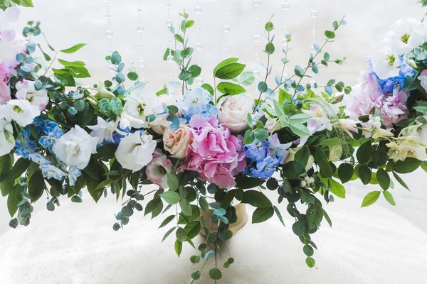 Arc de mariage avec fleurs — Photo