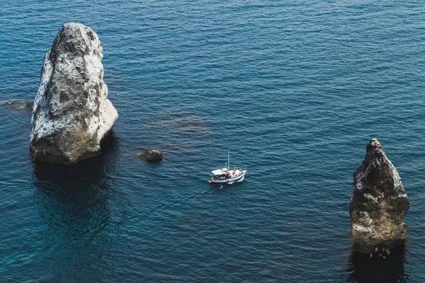 Teknesi ile deniz manzara