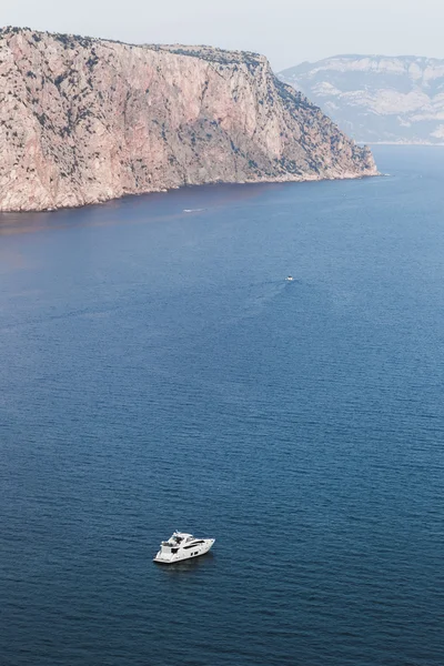 Marina landskap med båt — Stockfoto