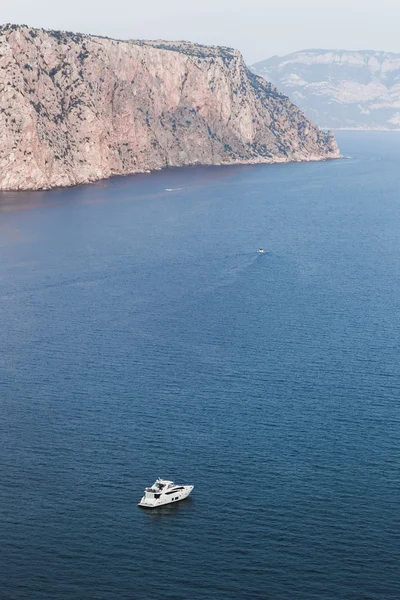 Paisaje marino con barco Fotos De Stock Sin Royalties Gratis