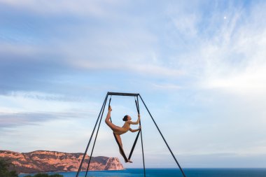 Akrobatik sinek dans yoga açık 