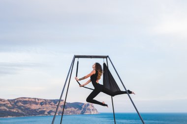 Akrobatik sinek dans yoga açık 