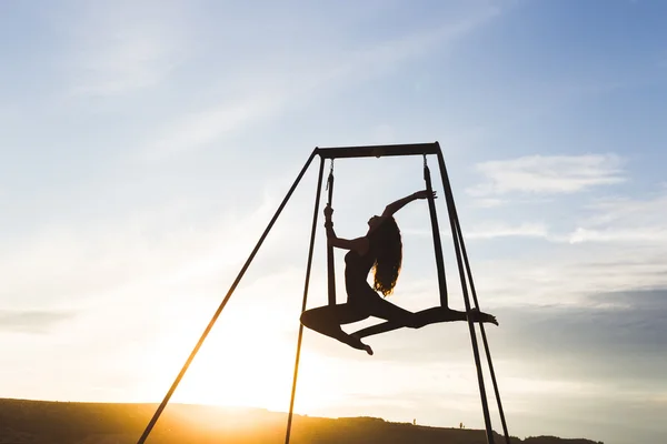 Flicka öva fluga-yoga poserar utomhus — Stockfoto