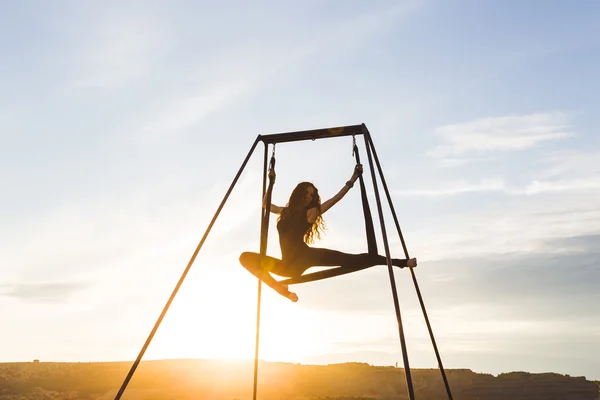 Dívka cvičí fly jóga představuje venkovní — Stock fotografie