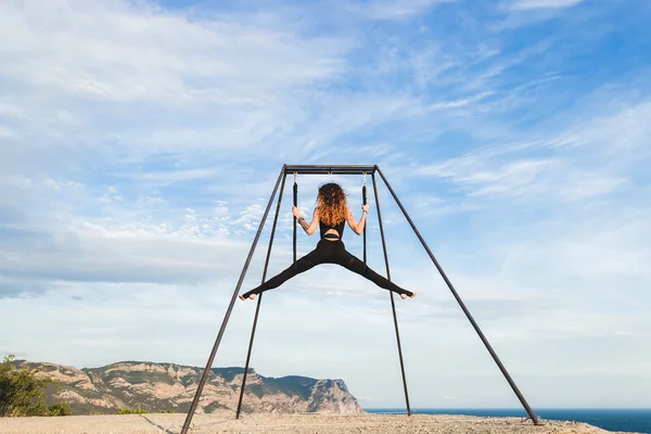 Femeia care practică yoga dansului zburător — Fotografie, imagine de stoc