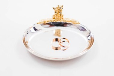 Alyans tepsisi üzerinde