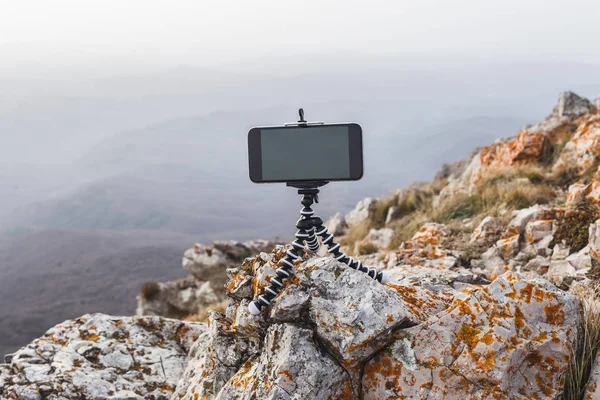 Teléfono móvil con mini trípode —  Fotos de Stock