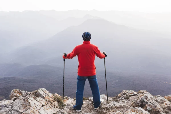 Hombre escalando en roca — Foto de Stock