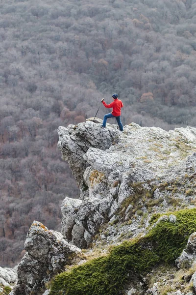 Man klättrar på klippa — Stockfoto