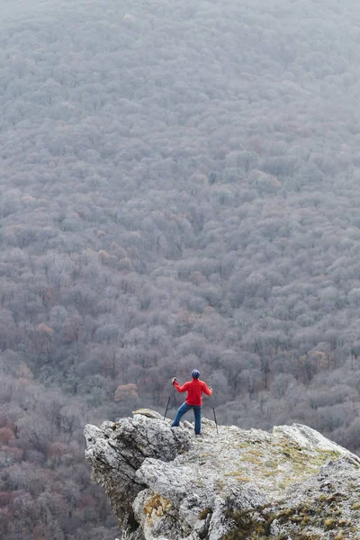 Чоловік сходження на скелю — стокове фото