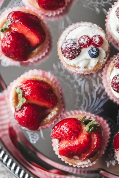 Delicious cupcakes with berries — Stock Photo, Image