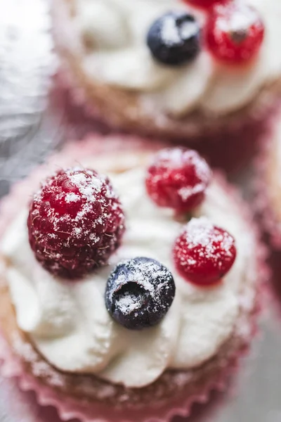Delicious cupcakes with berries — Stock Photo, Image