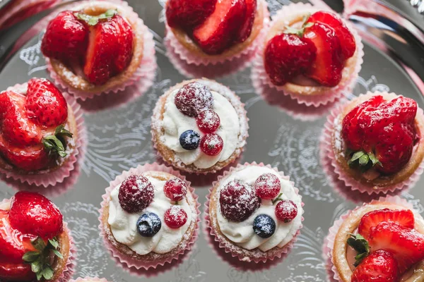 Delicious cupcakes with berries — Stock Photo, Image