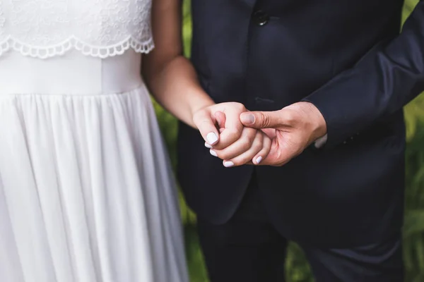 Наречена і наречена тримаються за руки — стокове фото