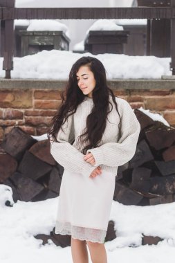 Sıcak yün kazaklı kadın 