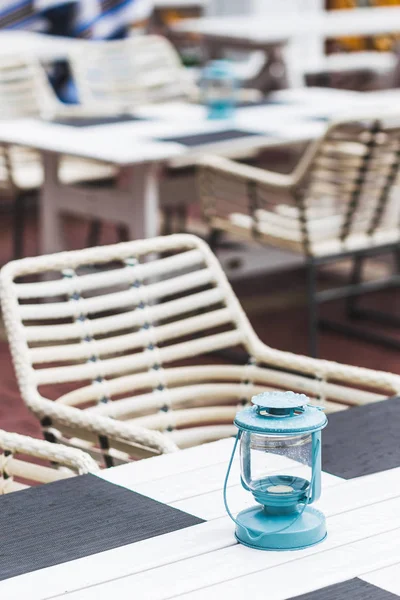 Linterna en la mesa del café — Foto de Stock