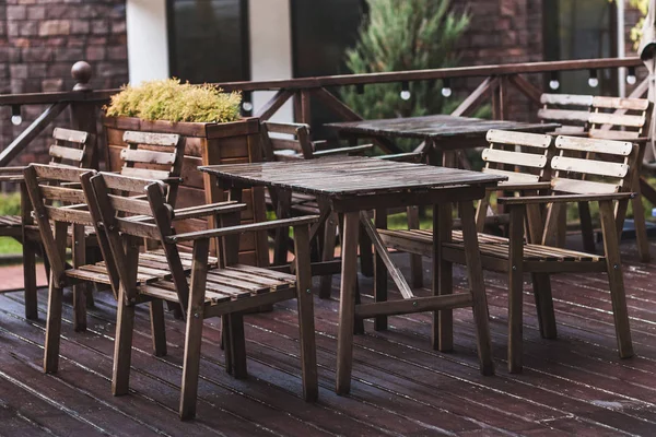 Café al aire libre terraza con muebles —  Fotos de Stock