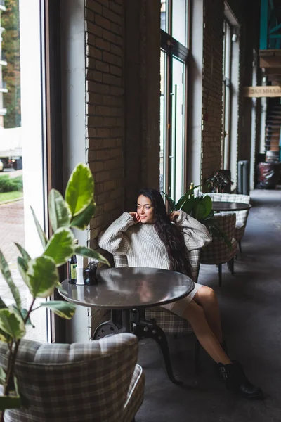 Menina em uma camisola de malha quente — Fotografia de Stock