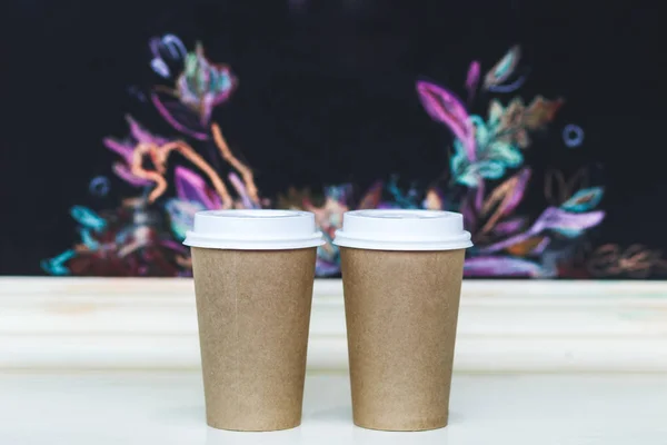 Чашки кофе на вынос — стоковое фото