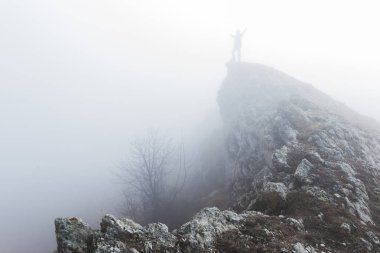 Sisin içinde tek başına duran adam 