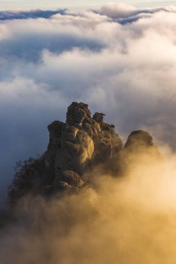 gün batımında bulutlar dağ