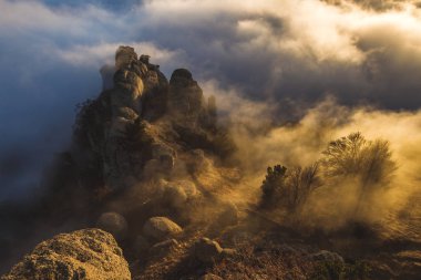 gün batımında bulutlar dağ