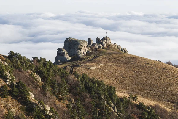 Berg heuvels gehuld in lage wolken — Stockfoto