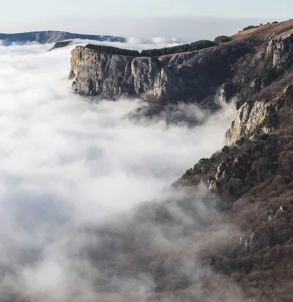 Berg heuvels gehuld in lage wolken — Stockfoto